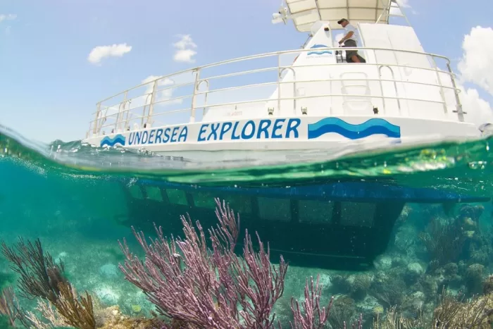 Semi-submarine tour boat