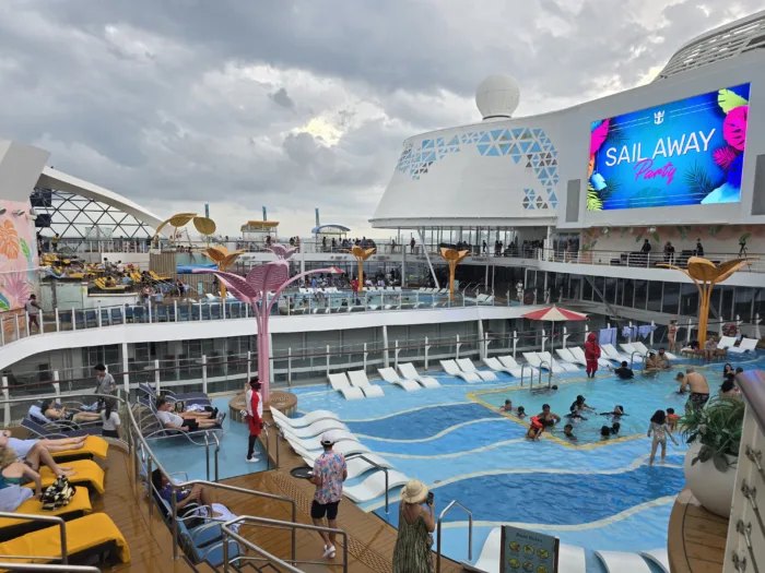 Wonder of the Seas Pool